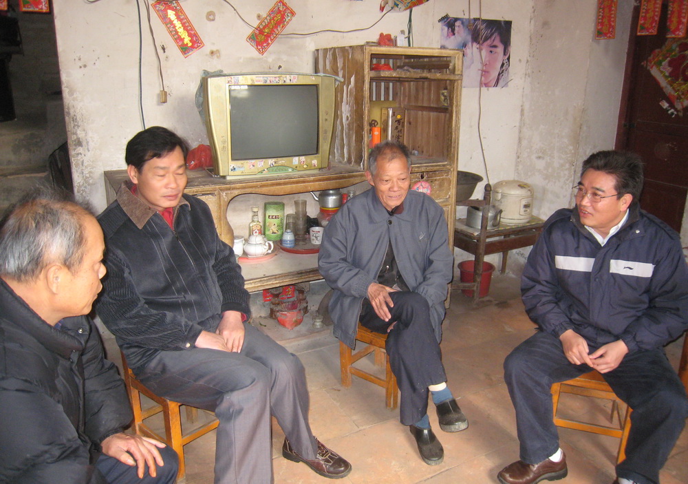 谢应东看望党员