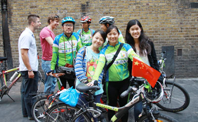 骑行到伦敦的北京自行车队与学生哥凌逸、黄豫在街头相遇。 骑行到伦敦的北京自行车队与学生哥凌逸、黄豫在街头相遇。