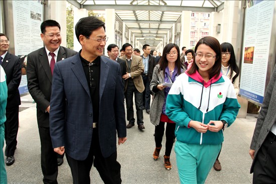 陈云贤与广外外校学生亲切交流 陈云贤与广外外校学生亲切交流