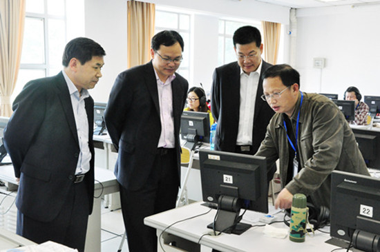 仲伟合了解评卷质量监控情况 仲伟合了解评卷质量监控情况