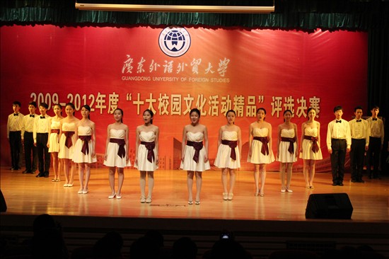 校歌队带来精彩合唱 校歌队带来精彩合唱