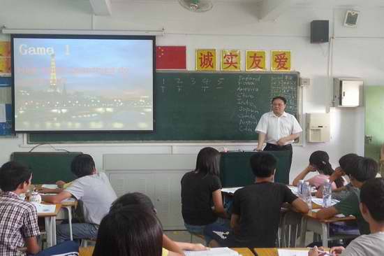 石副校长在课堂上与孩子们亲切交流 石副校长在课堂上与孩子们亲切交流