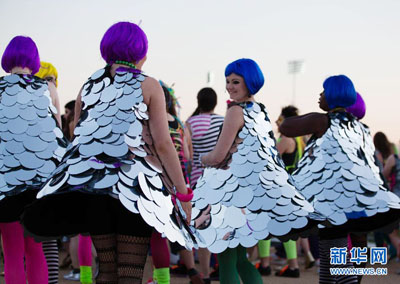 7月23日,彩排表演者盛装准备出场。 图片来源:新华网 7月23日,彩排表演者盛装准备出场。 图片来源:新华网