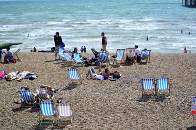 布莱顿海边有大批游客享受日光浴。 冯梓莹摄 布莱顿海边有大批游客享受日光浴。 冯梓莹摄