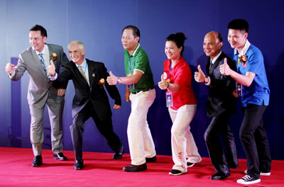 英国驻广州总领事摩根先生与嘉宾一起摆出起跑的姿势(王智欣摄) 英国驻广州总领事摩根先生与嘉宾一起摆出起跑的姿势(王智欣摄)