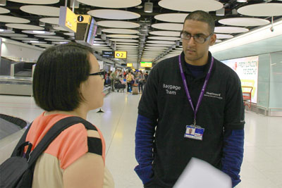 行李托运管理人员达利宾吉向冯梓莹同学介绍他们在奥运期间的工作情况。 施文欣摄 行李托运管理人员达利宾吉向冯梓莹同学介绍他们在奥运期间的工作情况。 施文欣摄