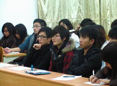 国际学院同学们在认真听讲