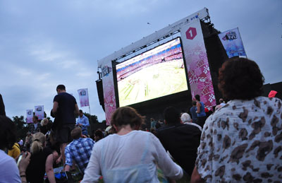 人们里外三层地围着大屏幕等待开幕式的直播 (许倬尔摄) 人们里外三层地围着大屏幕等待开幕式的直播 (许倬尔摄)