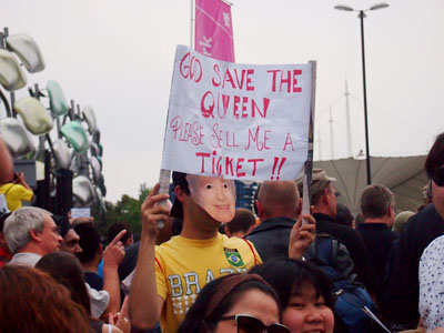 开幕式场外,一名游客举着自制的牌子,上面写着“请卖给我一张票”。 开幕式场外,一名游客举着自制的牌子,上面写着“请卖给我一张票”。