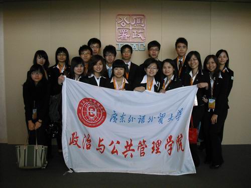 图为: 我院学子到廉政公署参观学习