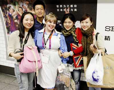 热情的开幕式演员瑞秋与学生哥们合影 (李净尘摄) 热情的开幕式演员瑞秋与学生哥们合影 (李净尘摄)