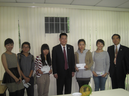 仲伟合与我校学生见面 仲伟合与我校学生见面