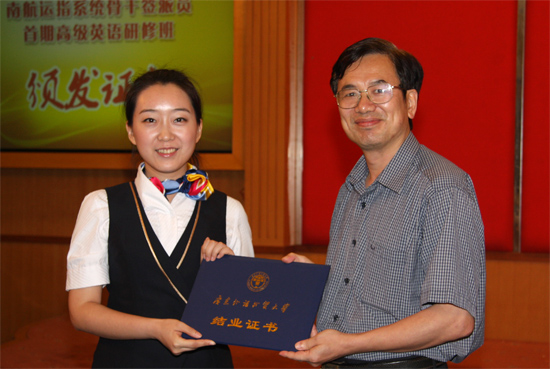 何传添 为南航学员颁发证书 何传添 为南航学员颁发证书