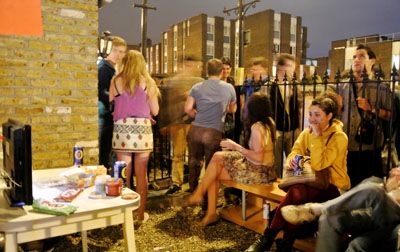 一户华人为了让没能挤进公园的人能看到直播,把自己家的电视搬来院子里,让大家共享奥运的欢乐 (任艺摄) 一户华人为了让没能挤进公园的人能看到直播,把自己家的电视搬来院子里,让大家共享奥运的欢乐 (任艺摄)