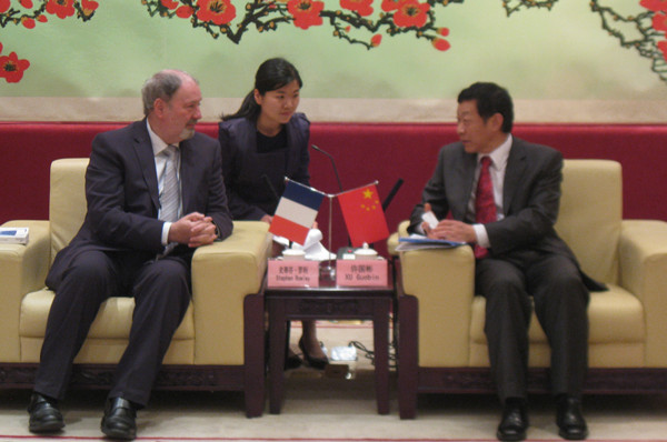 许国彬与史蒂芬•罗利亲切交谈 许国彬与史蒂芬•罗利亲切交谈