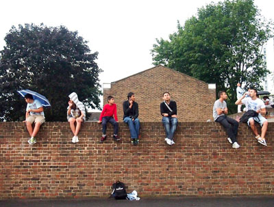 会场外坐在墙头休息的游客,仿似电影“那些年”的画面。 会场外坐在墙头休息的游客,仿似电影“那些年”的画面。