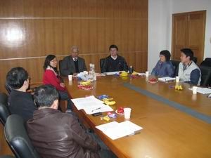 索塔教授与我院教师亲切交谈