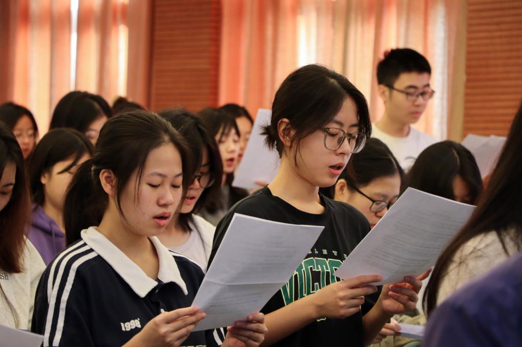 学生朗读 近景.jpg