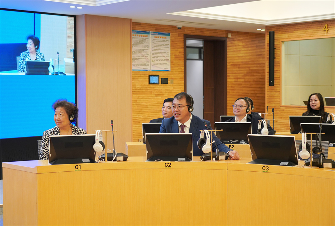 1.参观同声传译实验室.jpg