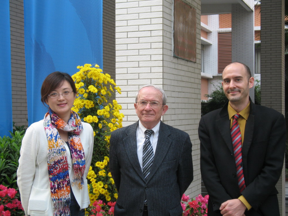 让-玛丽教授与蔡红主任、子白天先生合影