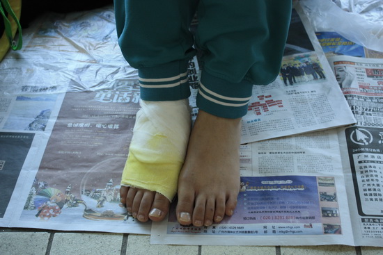 受伤的同学坚持到场