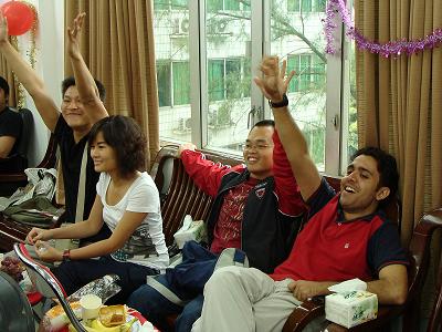 留学生们热情参与