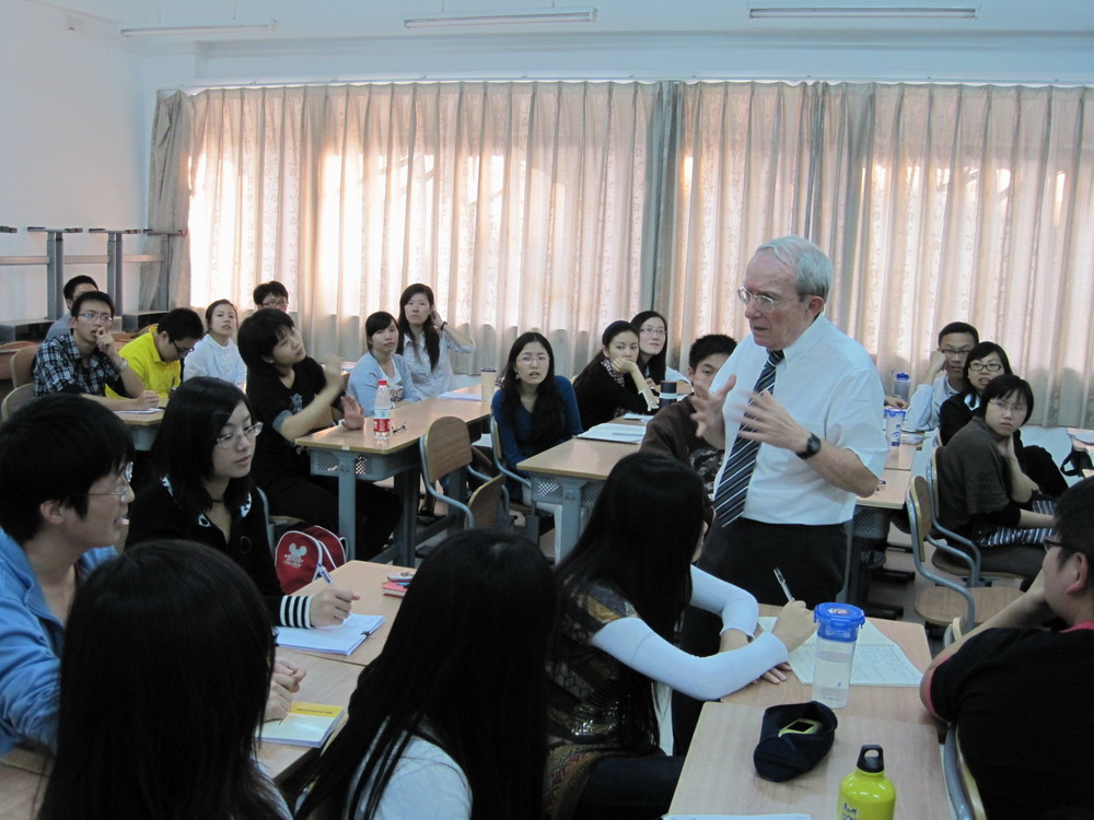 讲座现场气氛热烈