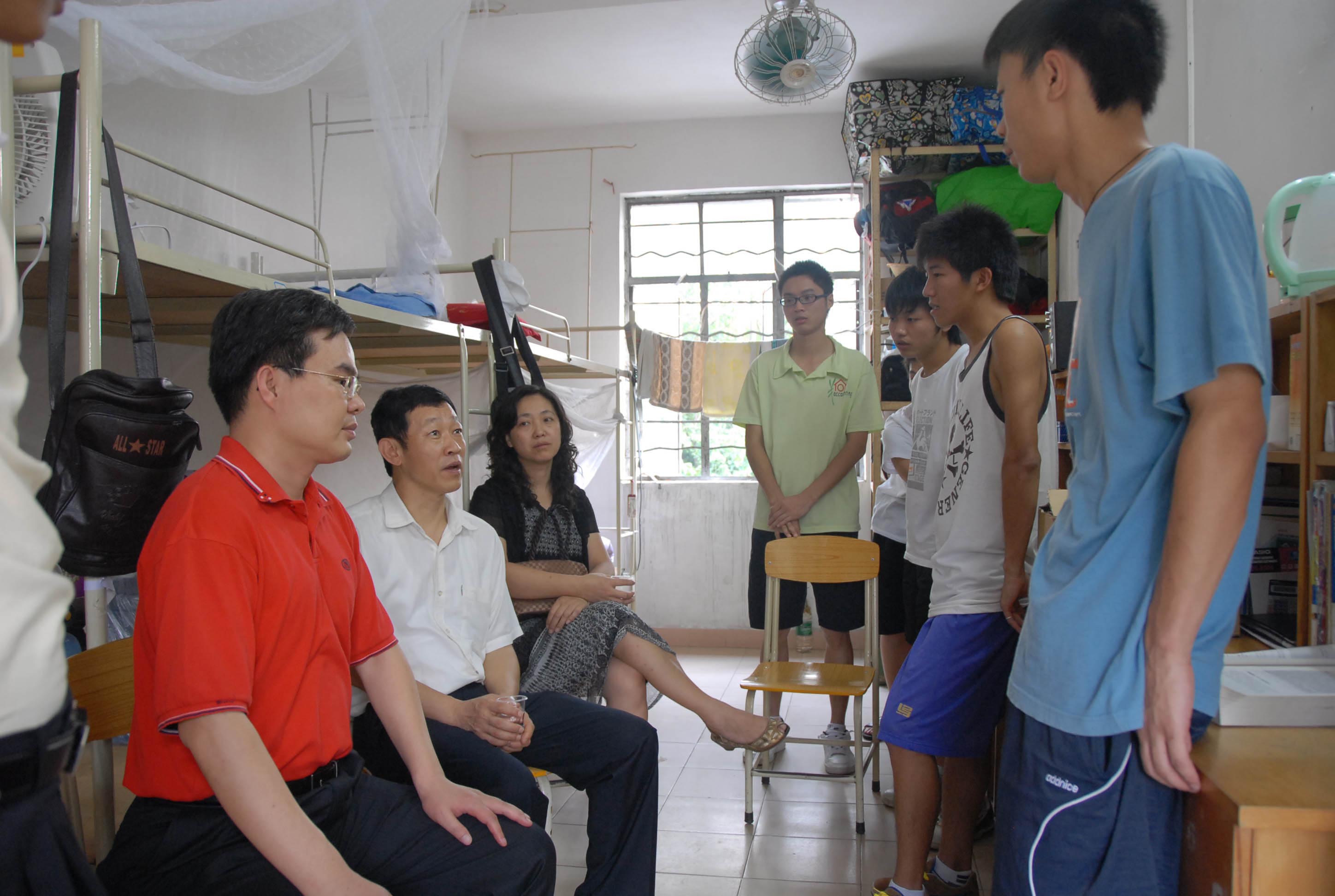 许国彬等领导与同学们亲切交谈