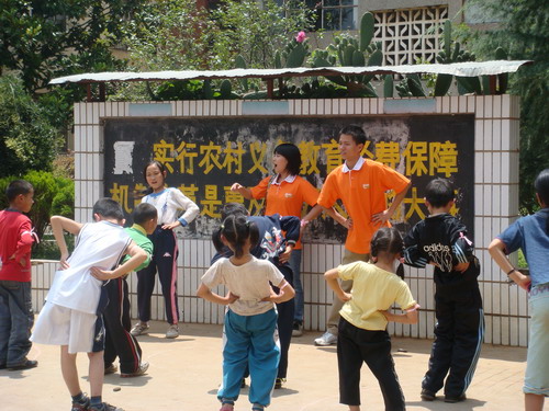 大家一起做准备运动