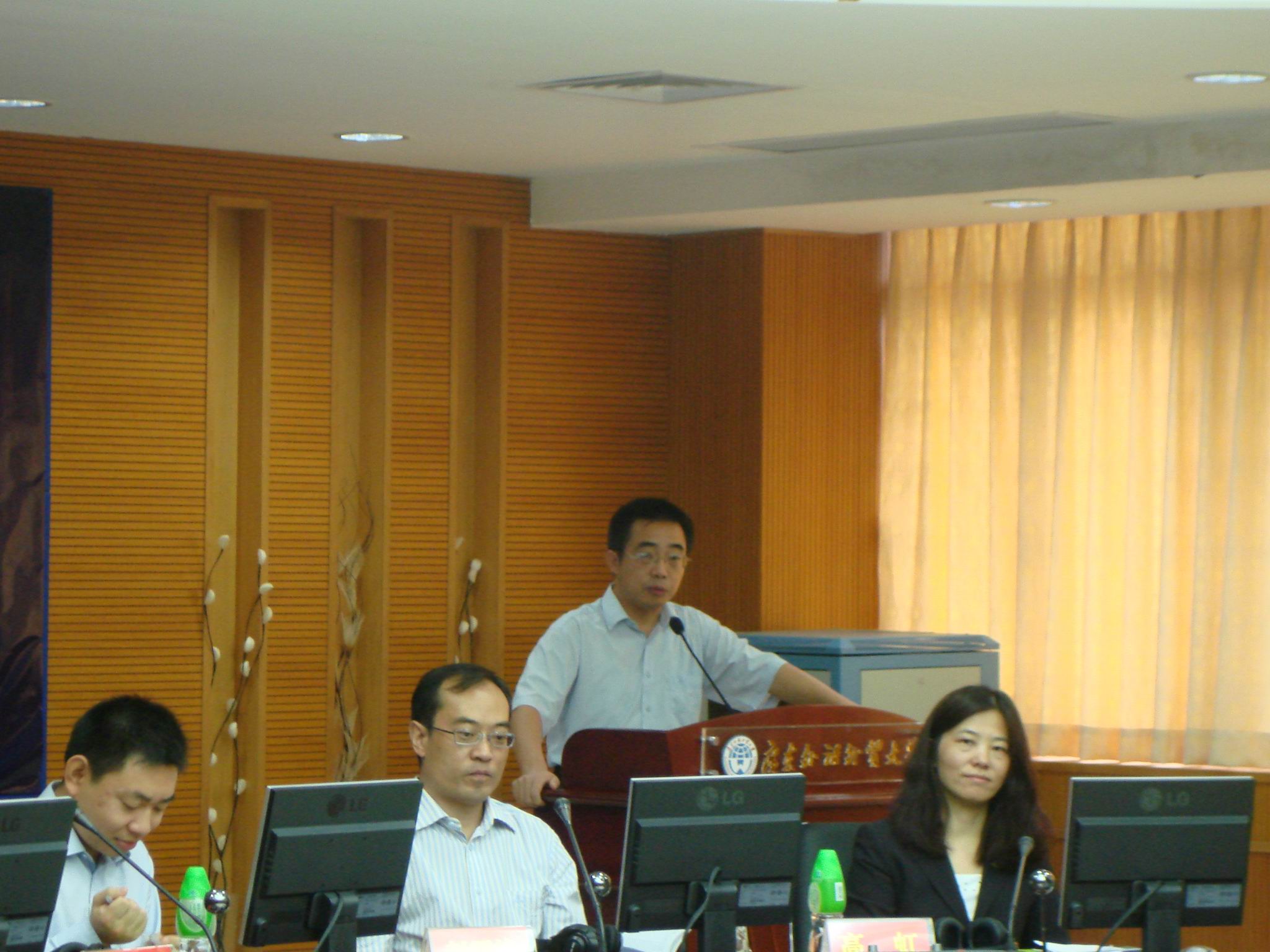 余东院长介绍学院情况并表示欢迎