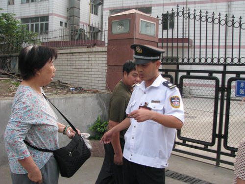 校卫拦截欲上山市民,阿婆不甚理解