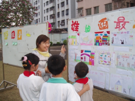 展览版块前,学生认真聆听