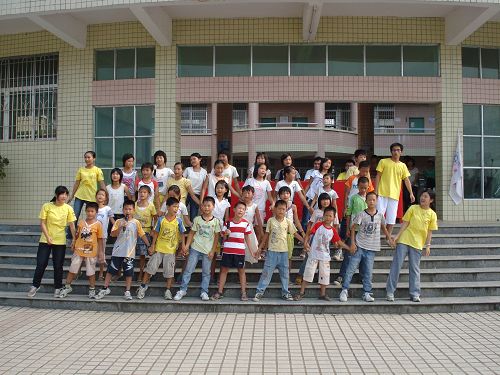 神采奕奕,合唱《真心英雄》