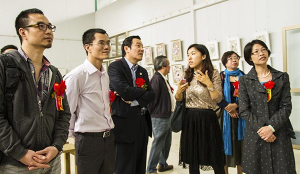 青年教师向方凡泉汇报指导学生毕业创作情况 青年教师向方凡泉汇报指导学生毕业创作情况