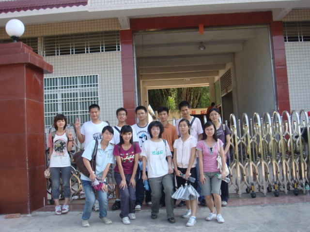 队员们和厂长合影