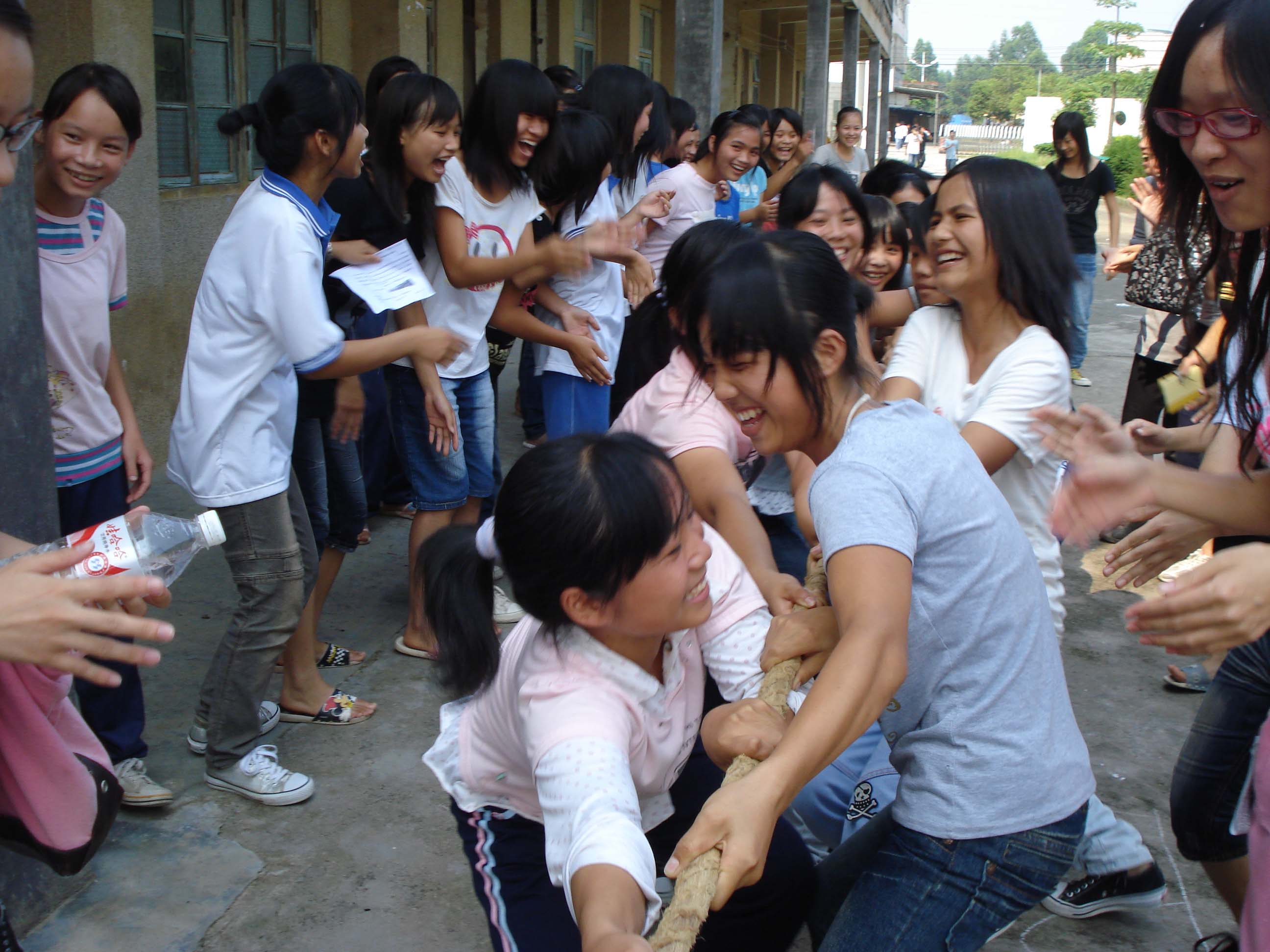 活动课与孩子们一起拔河