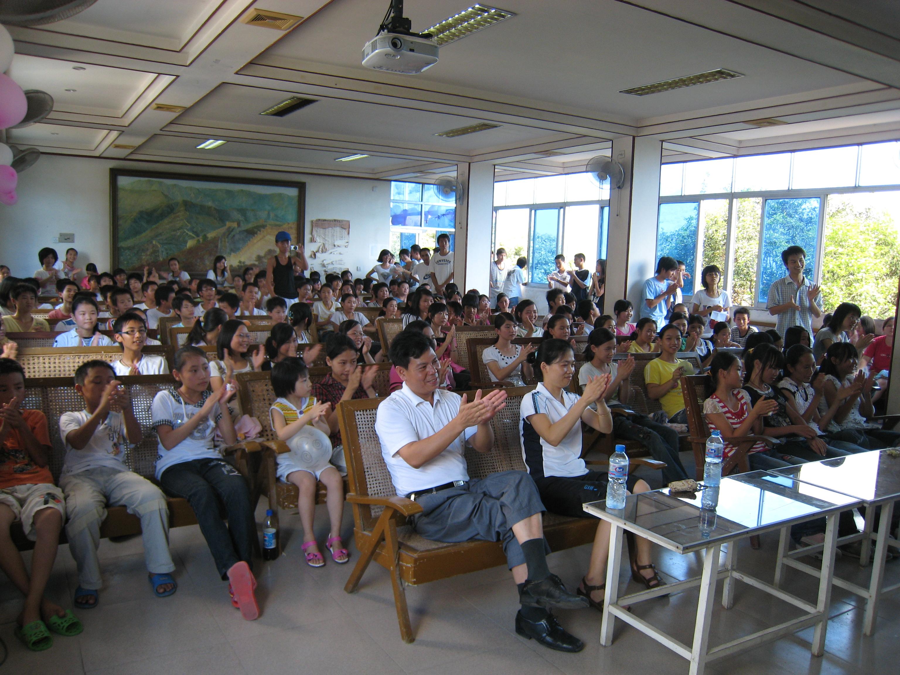 队员与学生们的倾情演出赢得阵阵掌声