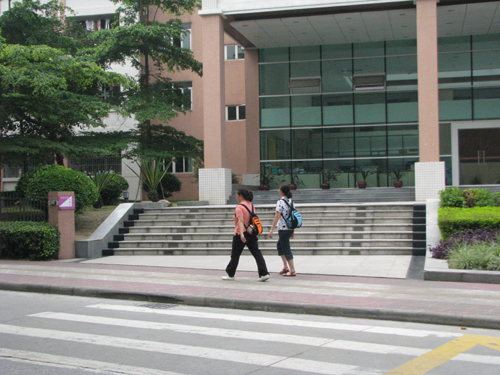 有市民改从云山公寓附近市政路上山