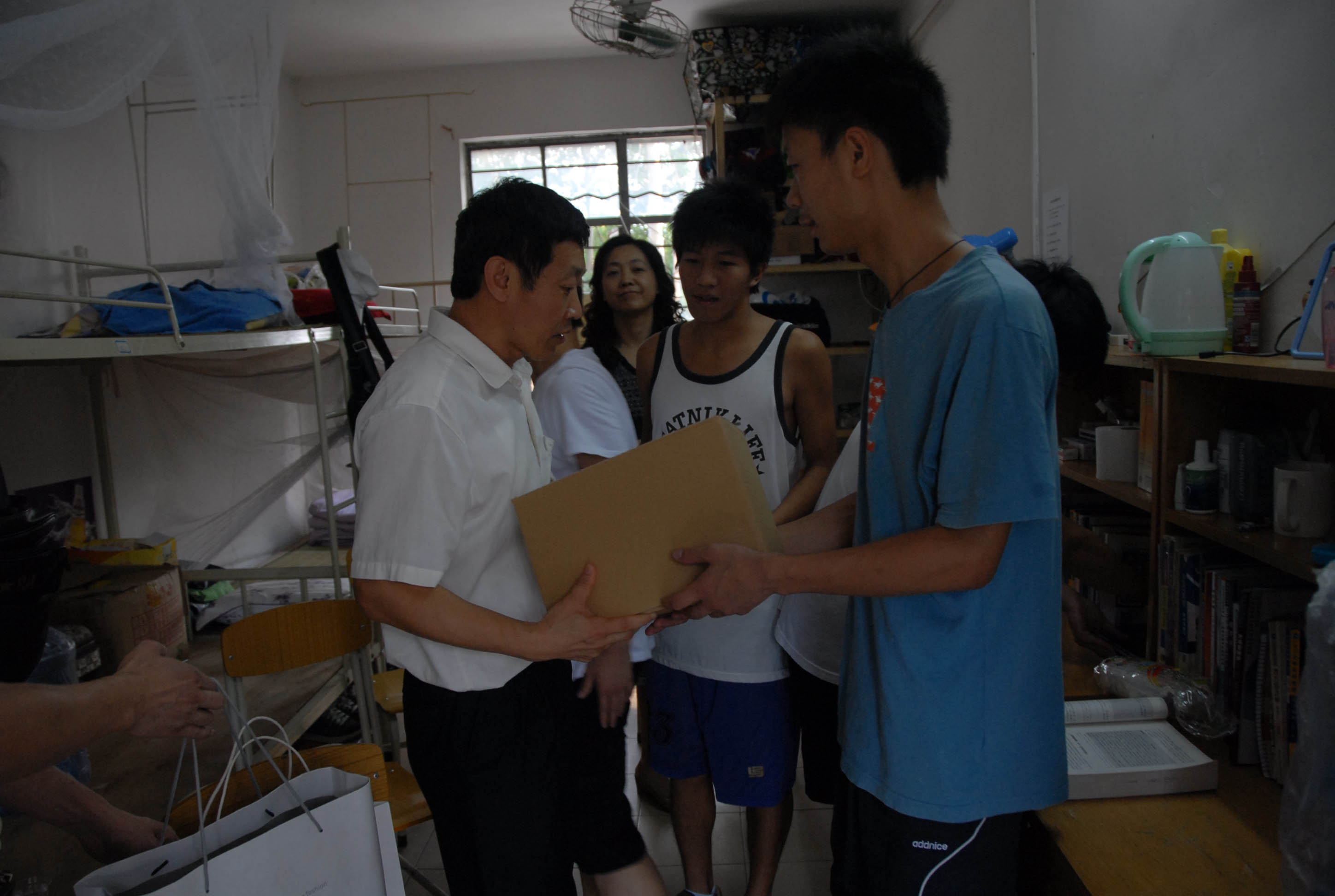 许国彬热情送给同学药物