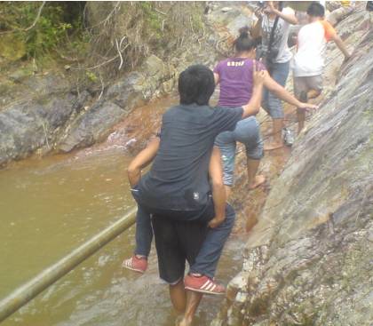 没有了路,我们还有“活雷锋”!
