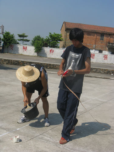 体育组在画“标准”羽毛球场